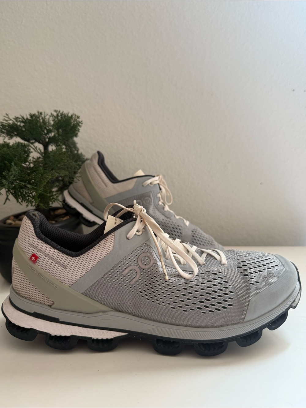 On Running cloudsurfer Men size 7.5 Athletic Sneakers in Gray and Cream
